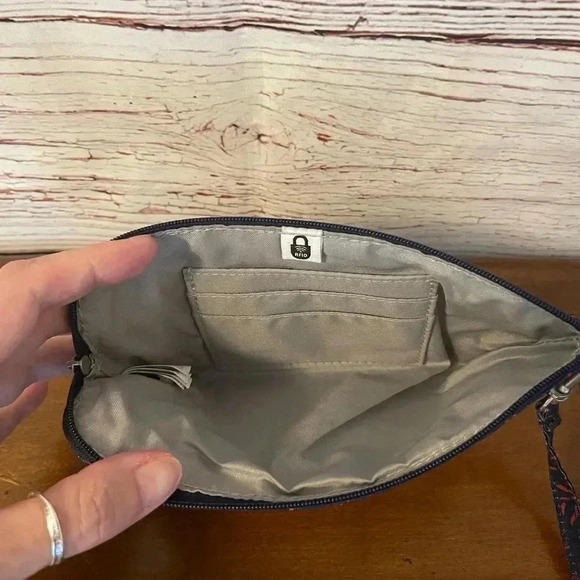 Baggallini wristlet - Picture 2 of 2